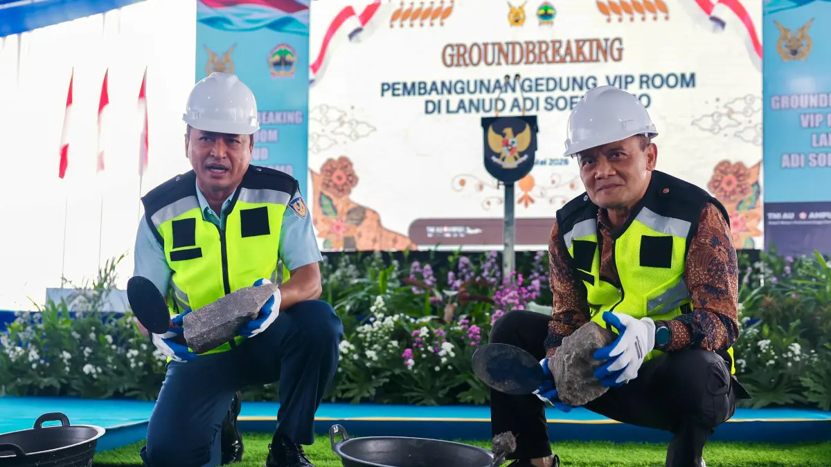 Gubernur Jawa Tengah Ahmad Luthfi, bersama Kepala Staf Angkatan Udara, Muhammad Tonny Harjono, melakukan groundbreaking pembangunan VIP room Lanud Adi Soemarmo, Kamis&nbsp; (21/5/2026). (Istimewa)