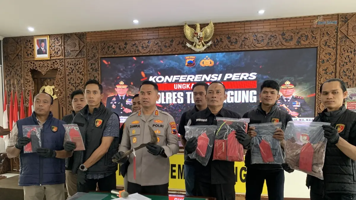 Kapolres Temanggung AKBP Zamrul Aini bersama jajarannya menunjukkan barang bukti yang digunakan tersangka Kriswadi membunuh istrinya. (Devi Khofifatur Rizqi/Jawa Pos Radar Magelang).