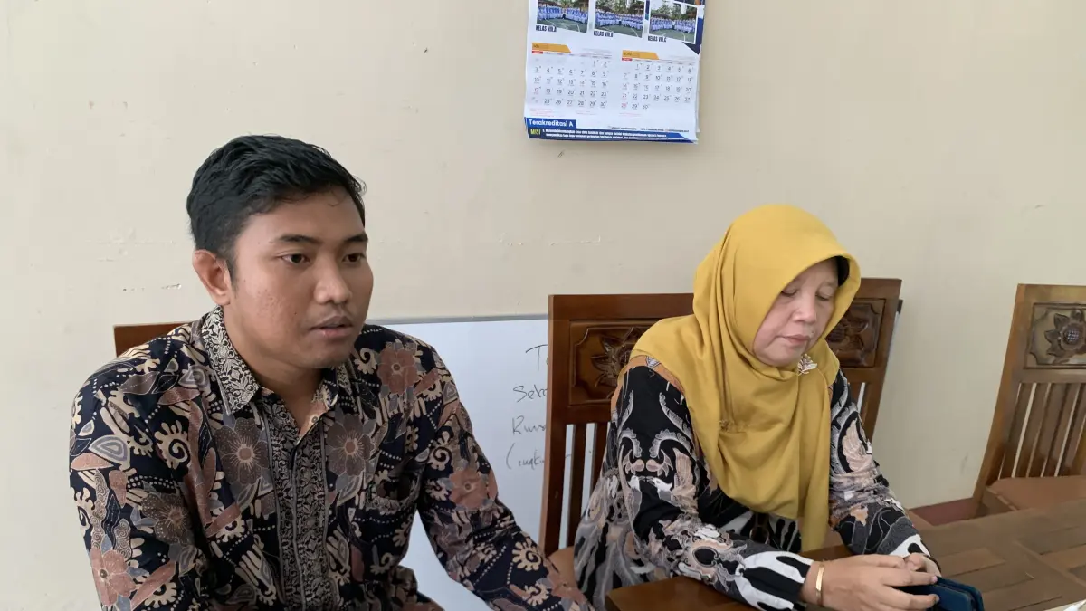 PIC Program MBG SMP Negeri 4 Temanggung, Ismu Alim dan Plt kepala sekolah Tri Marwanti. (Devi Khofifatur Rizqi/Jawa Pos Radar Magelang).