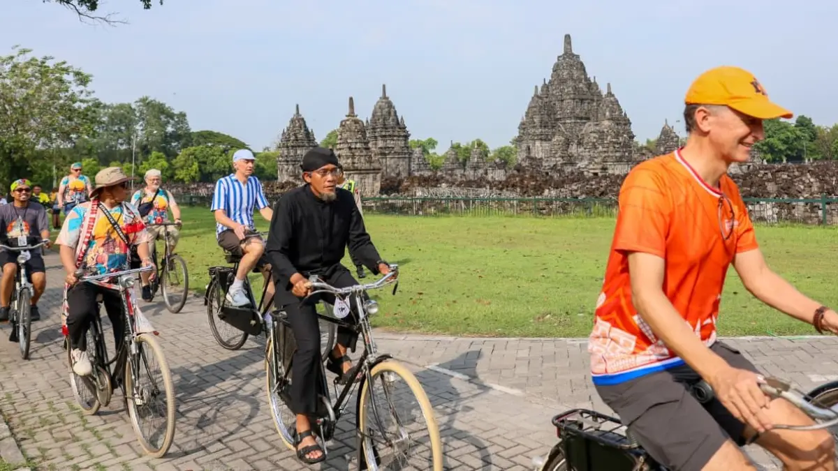 

Sekda Jawa Tengah Sumarno bersepeda dalam acara The 44th Annual Event International Veteran Cycle Association (IVCA) 2026 yang diadakan di Prambanan, Klaten, Jawa Tengah, Kamis (21/52026) bersama para duta besar negara sahabat. (Istimewa).

&nbsp;