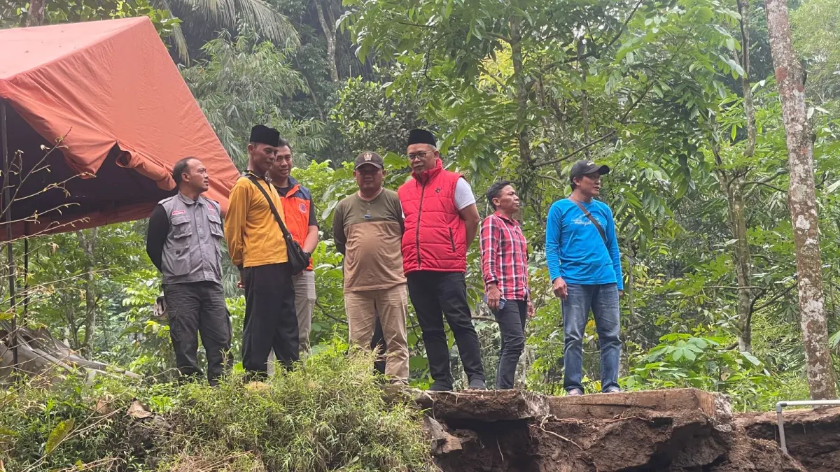 Anggota Komisi VIII DPR RI Fraksi PDI Perjuangan Wibowo Prasetyo melakukan peninjauan langsung ke lokasi bencana terputusnya jembatan di Desa Plosogaden, Kecamatan Candiroto, Kabupaten Temanggung, Jumat (22/5/2026).