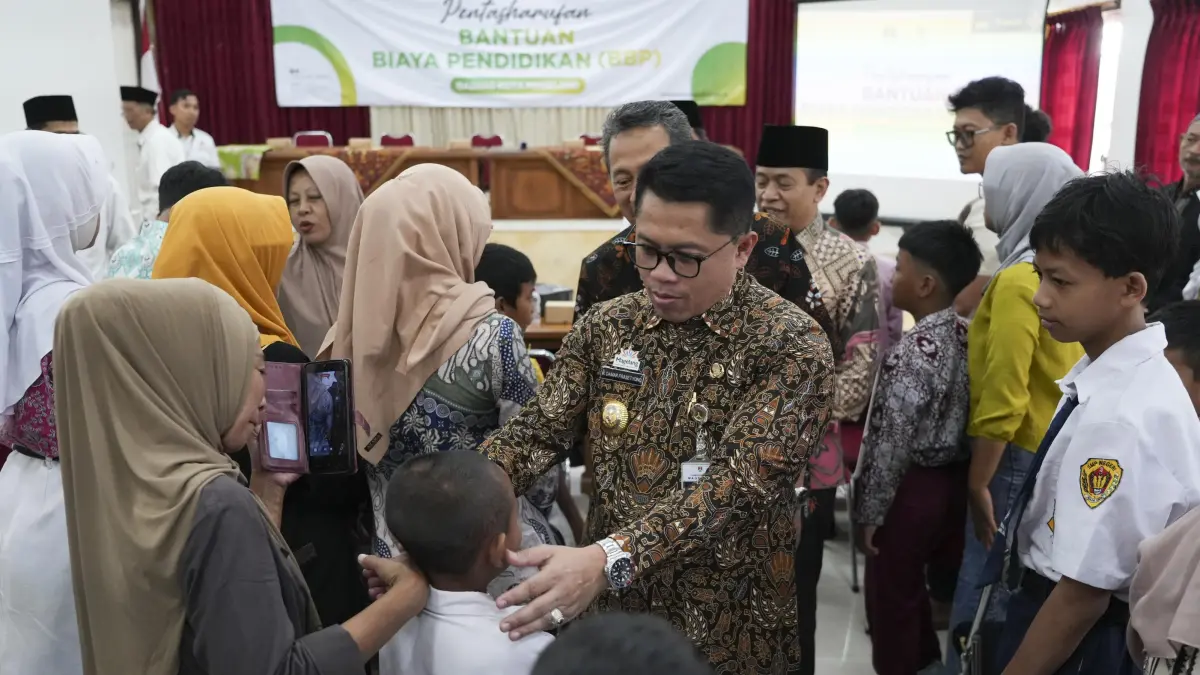Wali Kota Magelang Damar Prasetyono bercengkrama dengan para siswa penerima bantuan pendidikan dari Baznas, Kamis (21/5/2026). (Istimewa)