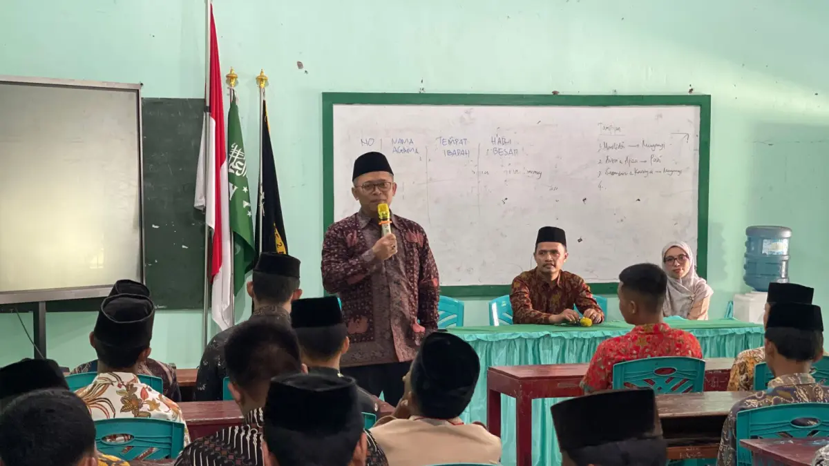 Anggota Komisi VIII DPR RI Fraksi PDI Perjuangan Wibowo Prasetyo saat memberikan motivasi kepada para siswa MTs Ma’arif 2 Muntilan, Kabupaten Magelang, Sabtu (23/5/2026).
