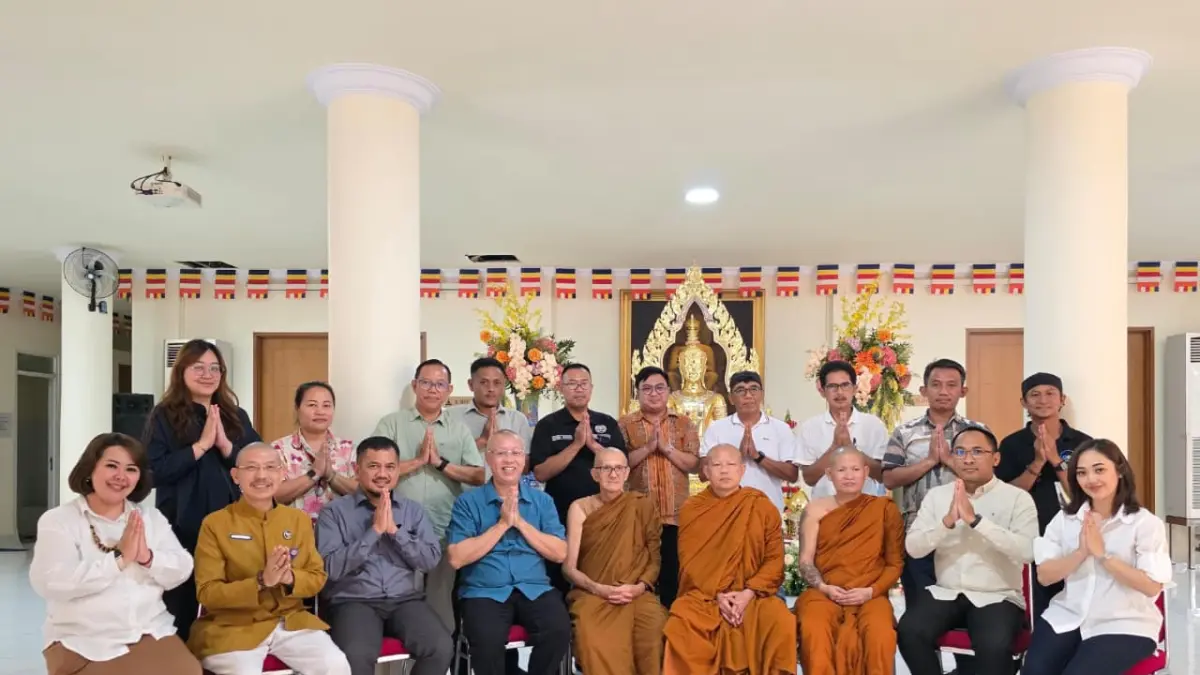 Manajemen Atria Hotel Magelang bersama dengan Bhante Khanit Sannano dan Ketua Vihara Hemadhiro Mettavati, Asun Gautama, serta direksi PT Taman Wisata Borobudur, Senin (17/5/2026).  (Istimewa)