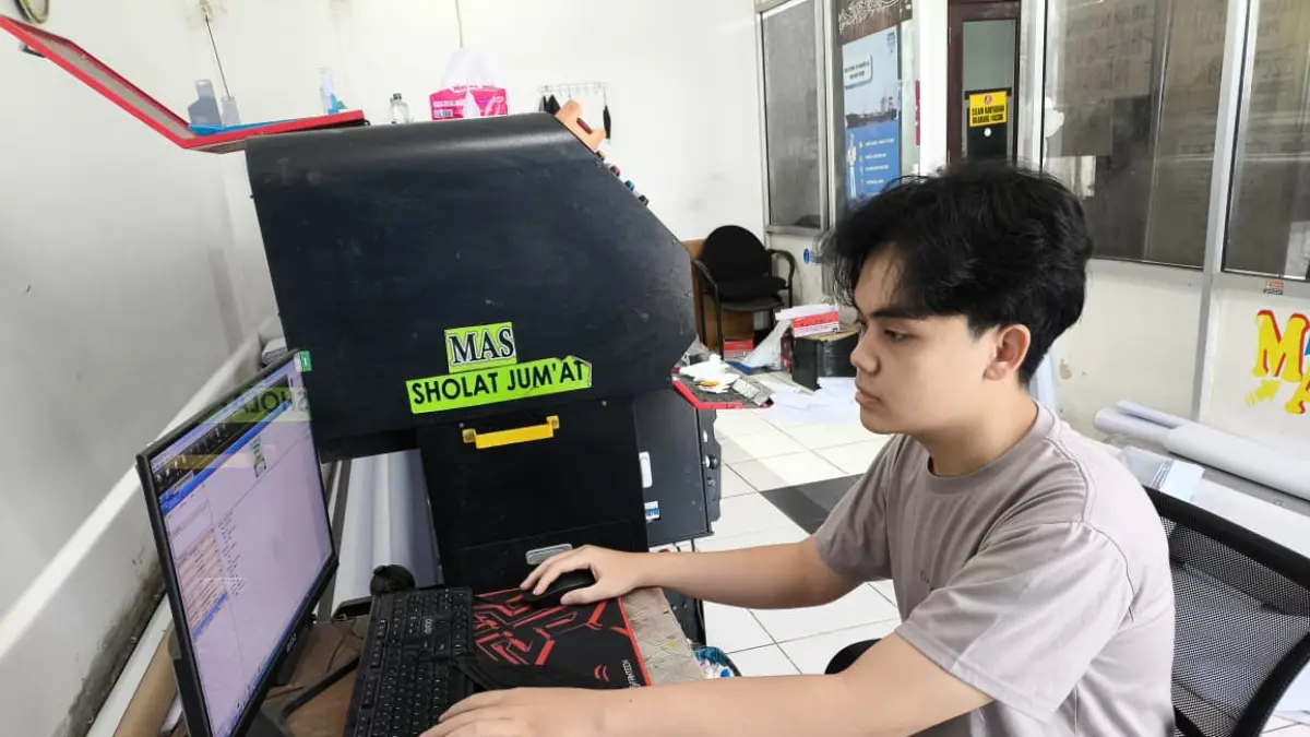 Muhammad Zidni Maulya Abbas sedang magang di Tefa SMK Mudamu bidang multimedia dan percetakan. (Puput Puspitasari/Jawa Pos Radar Magelang).