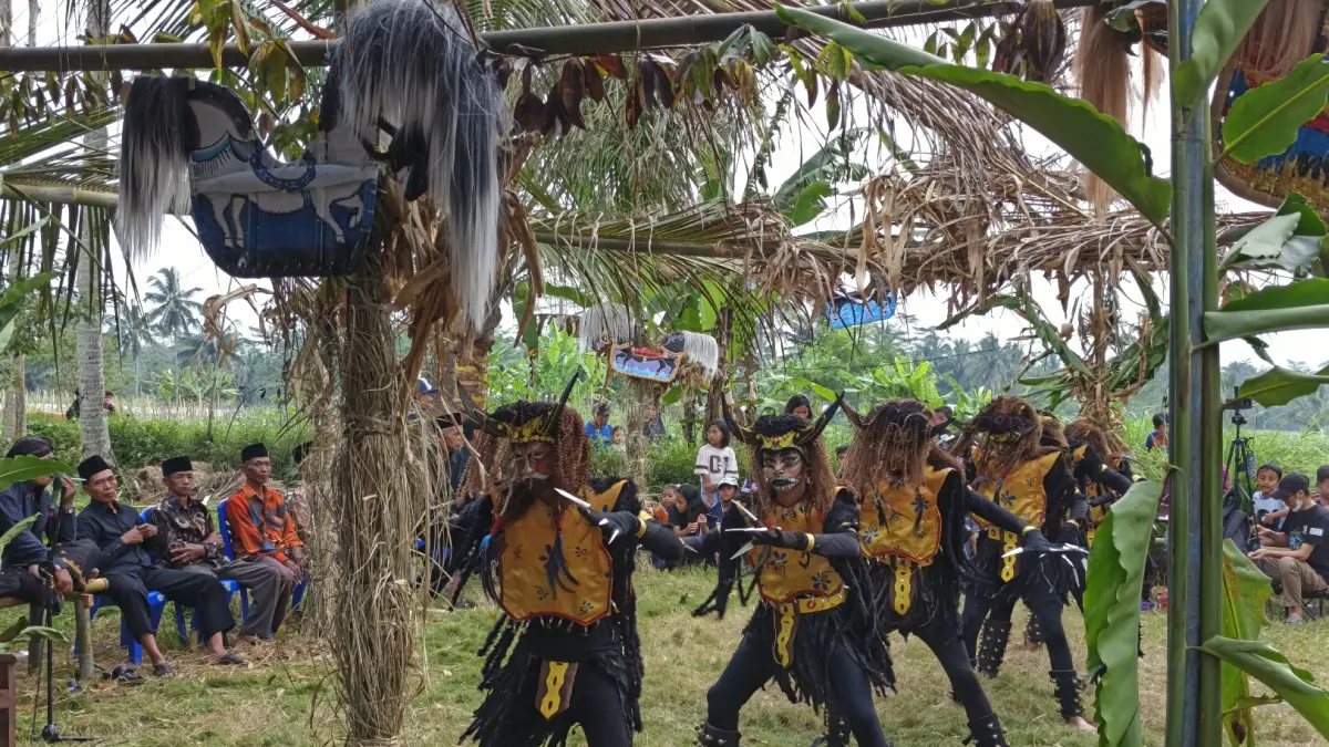 Pentas kesenian di momen Hari Peradaban Desa 2026 di Dusun Susukan, Sukorejo, Kecamatan Tegalrejo Kabupaten Magelang, Kamis (21/5/2026). (Rofik Syarif GP/Jawa Pos Radar Magelang).