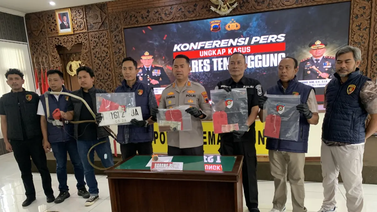 
Ungkap kasus penyalahgunaan BBM bersubsidi jenis pertalite oleh Polres Temanggung yang menyebabkan kerugian negara. (Devi Khofifatur/Jawa Pos Radar Magelang).