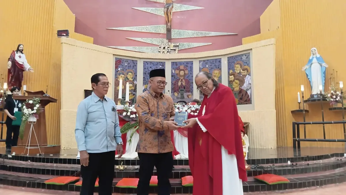 Anggota DPR RI Wibowo Prasetyo menyerahkan Al Kitab pada Romo Aloysius Dodit Haryono Pr di Gereja Santo Yusup Wonokerso Magelang, Sabtu (23/5/2026).