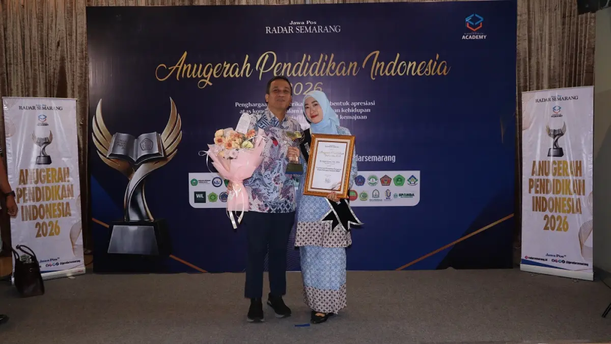 Bunda PAUD Kota Pekalongan Inggit Soraya saat berfoto bersama dengan Wali Kota Pekalongan HA Afzan Arslan Djunaid usai menerima penghargaan, Jumat malam (22/5/2026). (LUTFI HANAFI/JAWA POS METRO PEKALONGAN)