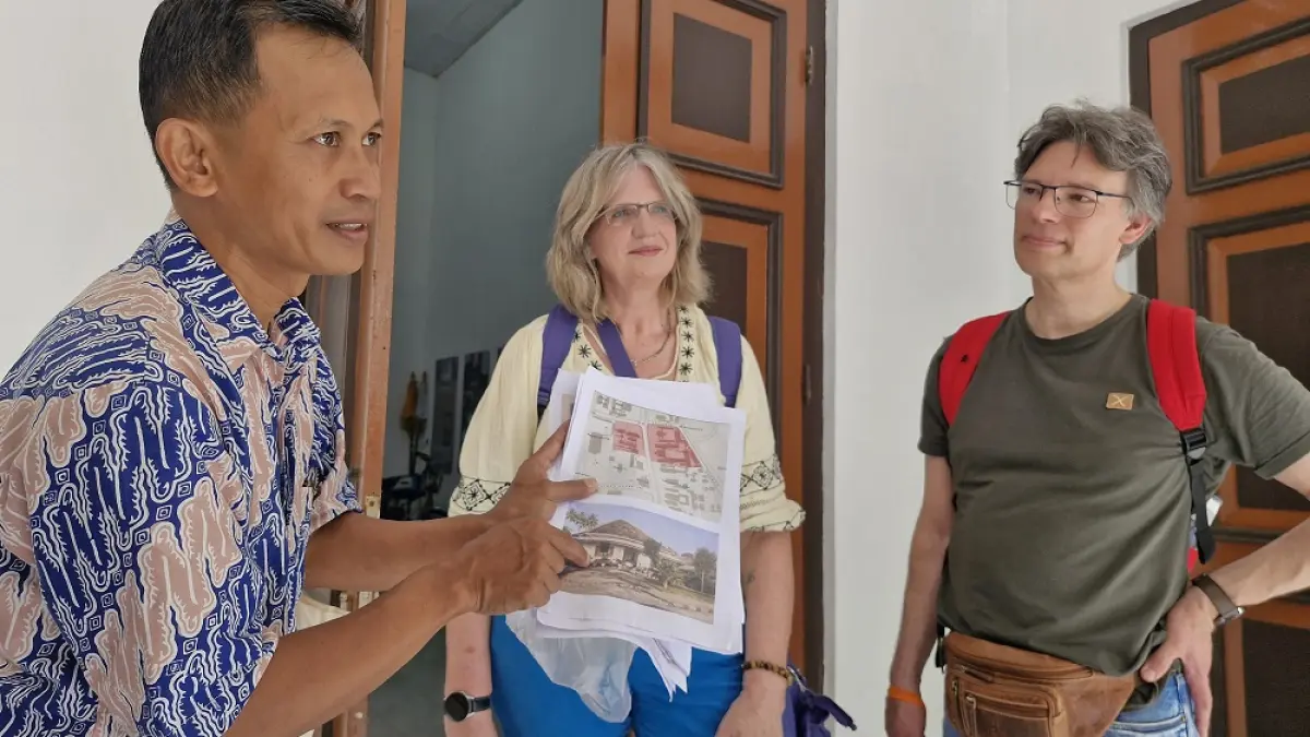 Elsbeth de Jager dan suaminya, Melvin Van Deventer, didampingi pegiat Komunitas Kota Toea Magelang Bagus Priyana, menelusuri jejak leluhur di Kota Magelang, Jumat (22/5/2026). (PUPUT PUSPITASARI/JAWA POS RADAR MAGELANG)