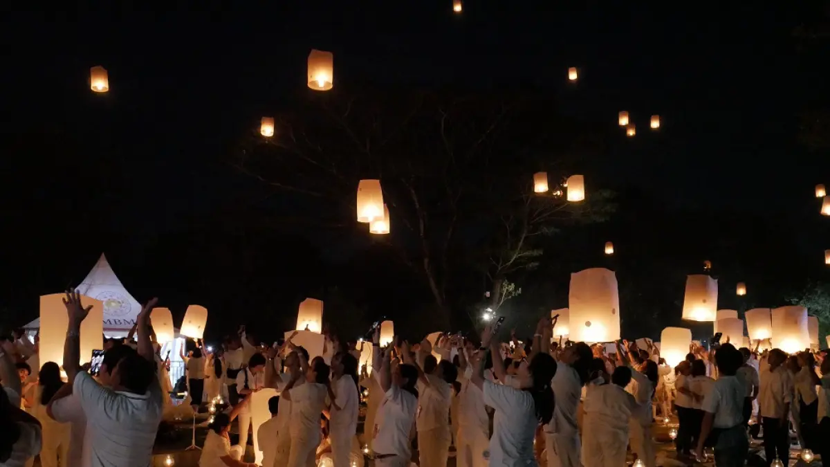 Puncak perayaan Waisak menerbangkan ribuan lampion di Candi Borobudur, Kabupaten Magelang tahun lalu.&nbsp; (ROFIK SYARIF/ JAWAPOS RADAR MAGELANG)