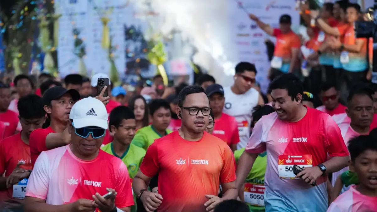Wakil&nbsp;Menteri Dalam Negeri Bima Arya Sugiarto, Wali Kota Magelang Damar Prasetyono, dan ribuan pelari menuju garis finis Tidar Borobudur 10K, Minggu (24/5/2026). 