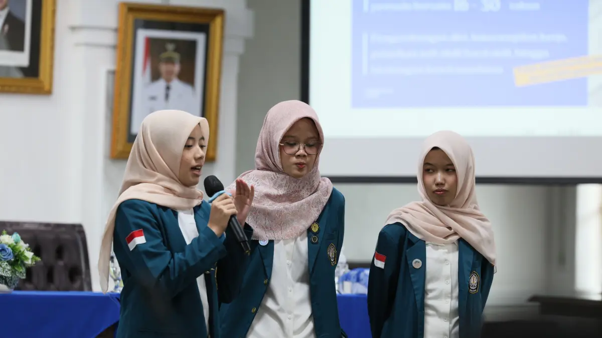 Mahasiswa Undip presentasi hasil karya artikel populer dalam lomba yang digelar Pemerintah Provinsi Jateng. 