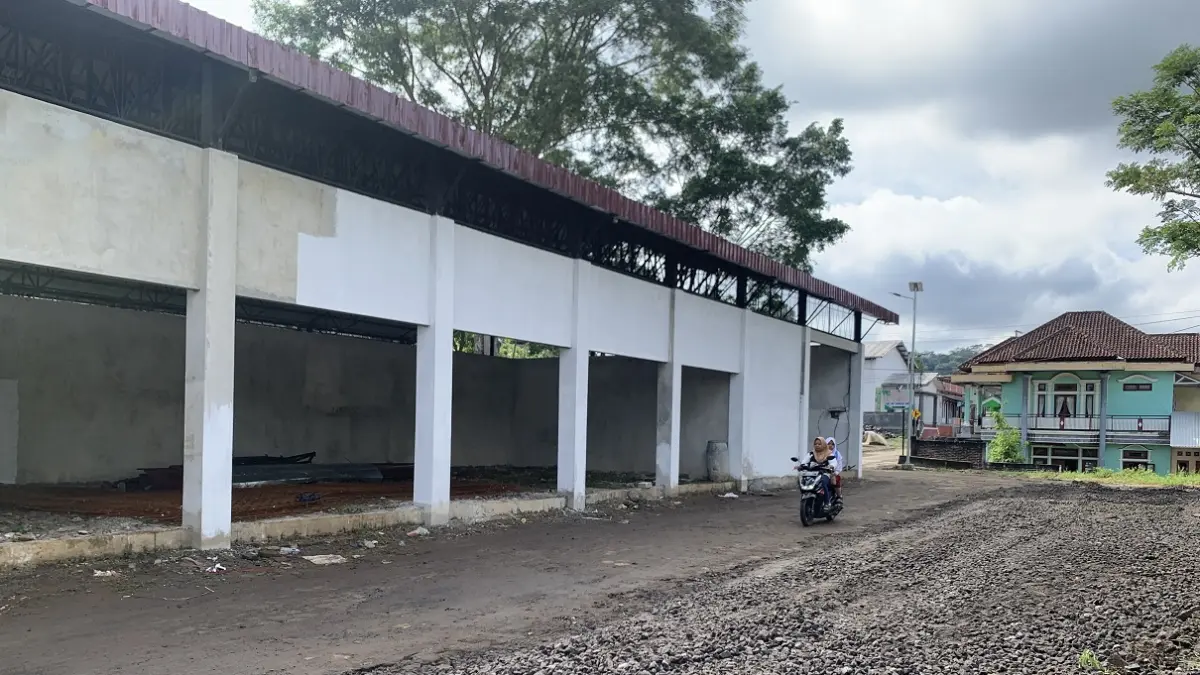Penampakan KDMP Desa Kaloran, Temanggung berada di Dusun Kauman, yang diprotes warga karena lokasinya mengganggu jalan akses utama.