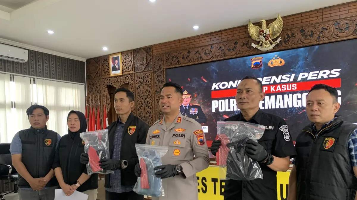 Polisi menunjukkan barang bukti kasus kekerasan seksual terhadap korban anak di Temanggung. (Devi Khofifatur Rizqi/Jawa Pos Radar Magelang).