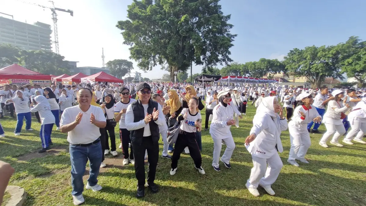 Ribuan masyarakat mengikuti senam masal&nbsp;Asri untuk Negeri sekaligus memeriahkan pembukaan Forkot Magelang, Sabtu (23/5/2026).&nbsp; (PUPUT PUSPITASARI/JAWA POS RADAR MAGELANG)