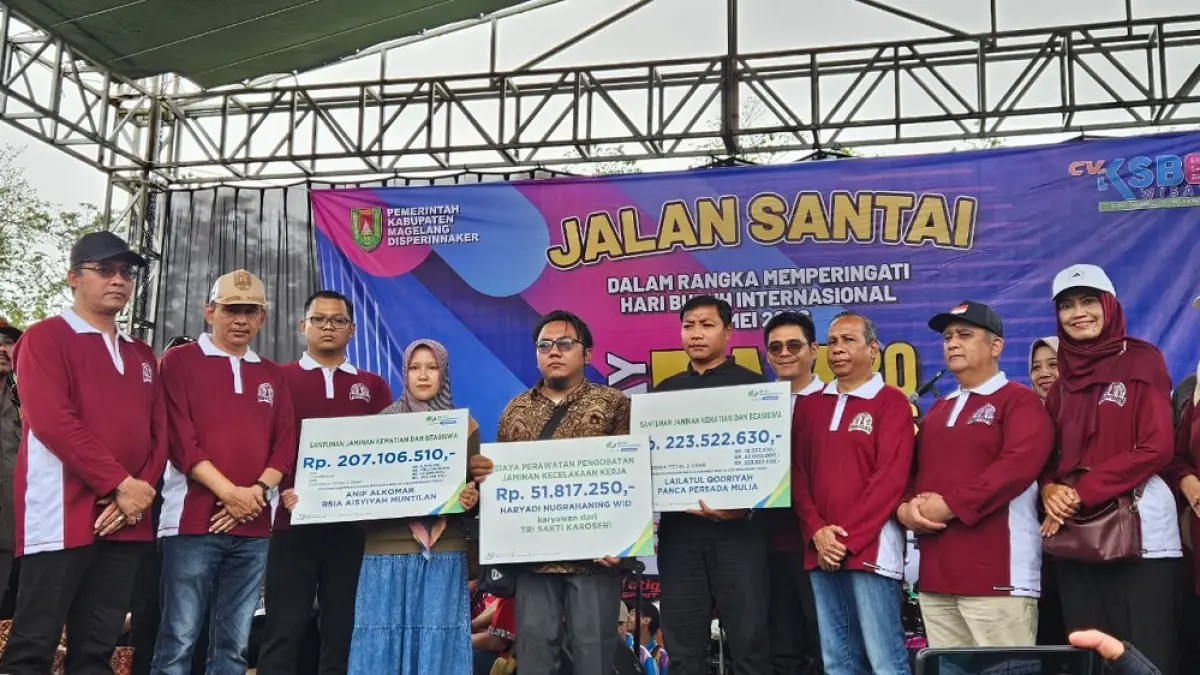 Bupati Magelang Grengseng Pamuji (pojok kiri) usai menyerahkan santunan jaminan sosial ketenagakerjaan kepada&nbsp;ahli waris peserta BPJS Ketenagakerjaan, Jumat (1/5/2026).