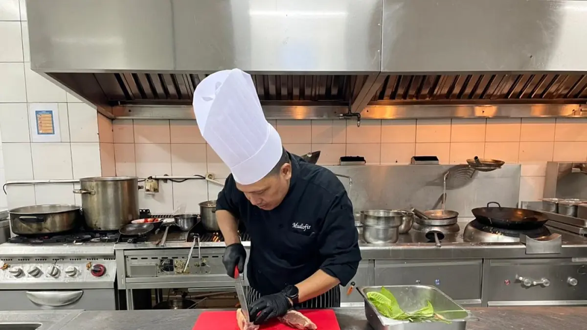Executive Chef Atria Hotel Magelang Mudlofir menunjukkan tekstur&nbsp;daging yang empuk dengan pengolahan yang tepat, Selasa (26/5/2026).