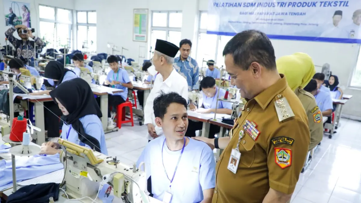 Gubernur Jawa Tengah Ahmad Luthfi meninjau proses pelatihan di Balai Industri Produk Tekstil dan Alas Kaki (BIPTAK) Dinas Perindustrian dan Perdagangan (Disperindag) Provinsi Jawa Tengah, Selasa (26/5/2026). 