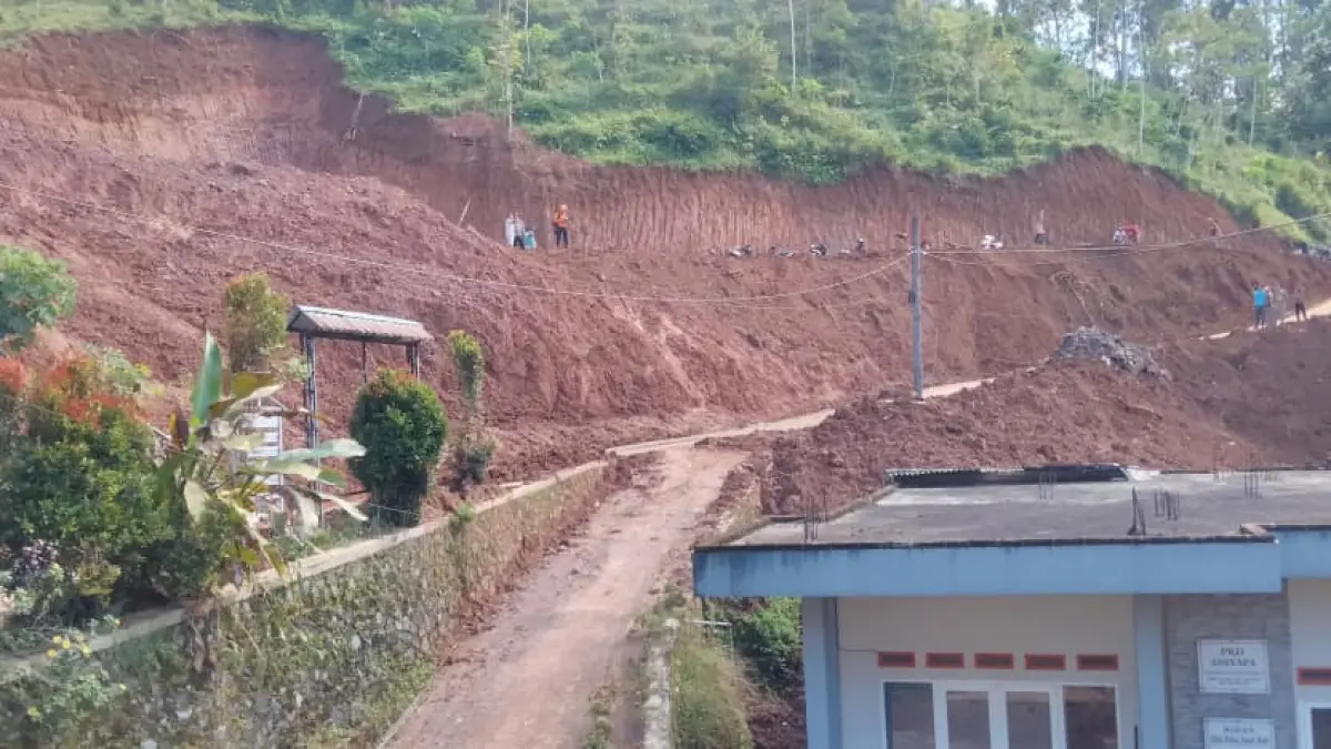 Pembangunan KDMP di Desa Cledok, Kecamatan Kaliwiro,  Wonosobo, memicu longsoran material yang sempat melumpuhkan akses publik, serta menyasar fasilitas kesehatan dan lahan milik warga. (Dok Humas BPBD Wonosobo) 