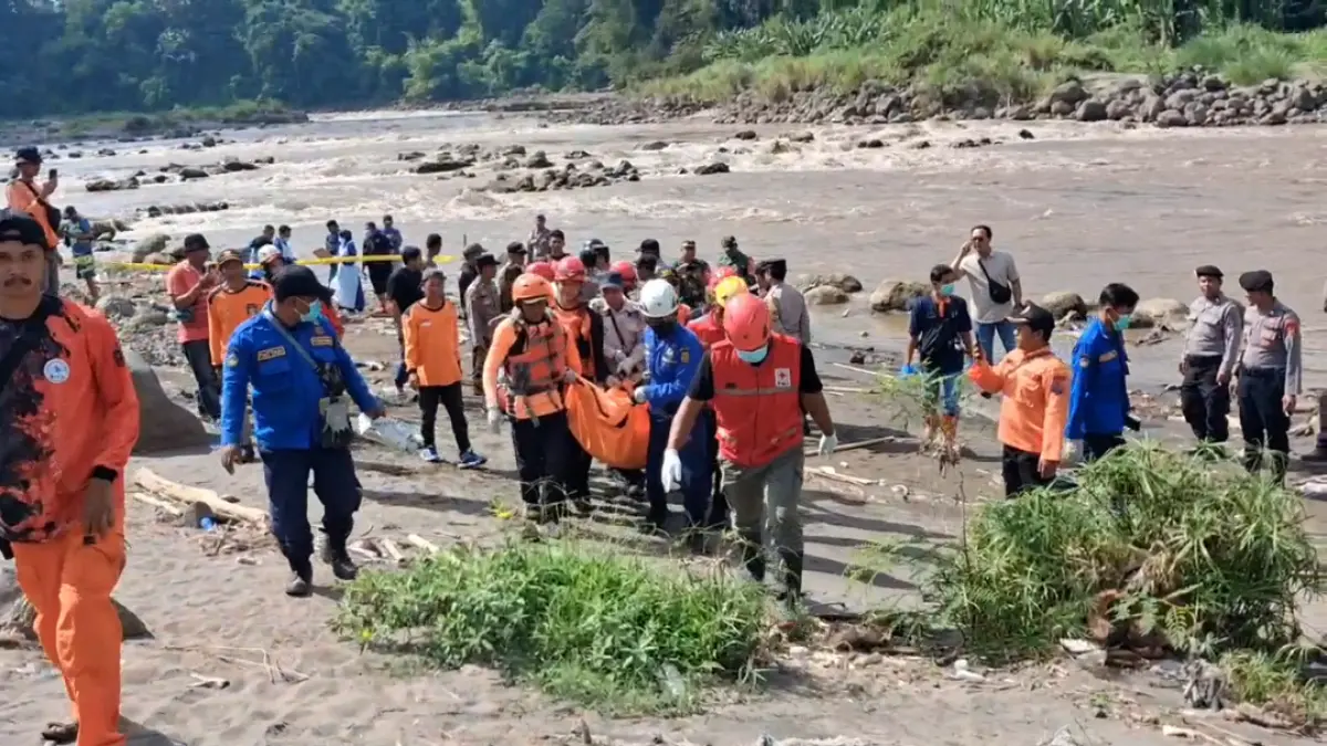 Proses evakuasi jasad korban yang hanyut di Sungai Progo saat hendak menjala ikan, Selasa (26/5/2026). (DOKUMENTASI BASARNAS BOROBUDUR)