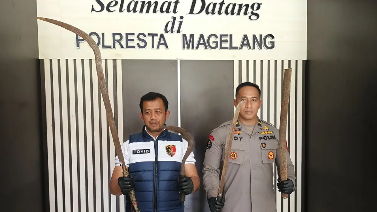 Wakasat Reskrim Polresta Magelang AKP Toyib Riyanto bersama Kasi Humas&nbsp;Ipda Ady Lilik Purbianto menunjukkan sajam yang digunakan saat tawuran berdarah di Pakis, Kabupaten Magelang. (ROFIK SYARIF/ JAWAPOS RADAR MAGELANG)