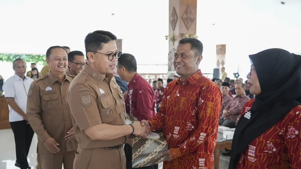 Wali Kota Magelang Damar Prasetyono secara simbolis menyerahkan honor kepada para ketua RT dan RW di Kota Magelang.&nbsp;
