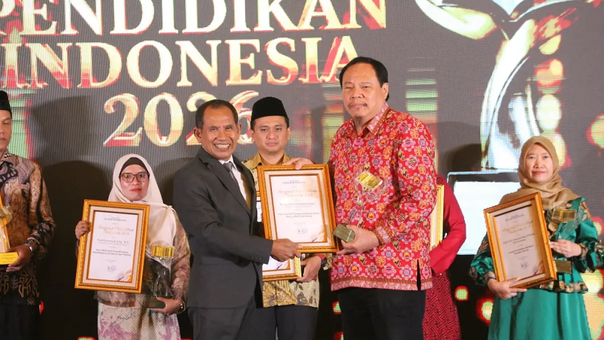 Wong Aman Gautamawangsa menerima piala dan piagam dari Direktur Jawa Pos Radar Semarang Baehaqi. (BASKORO SEPTIADI/JAWA POS RADAR SEMARANG)