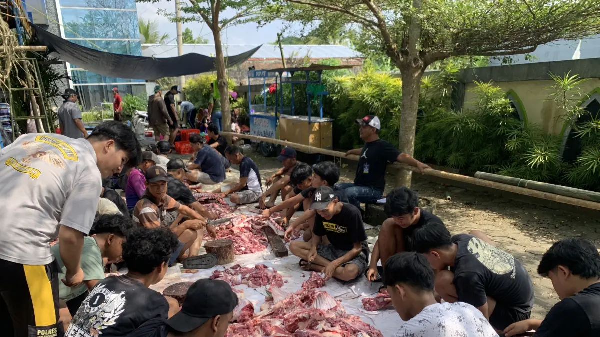 Daging kurban dipotong-potong sebelum dibagikan ke masyarakat di Kowangan,Temanggung, Rabu (27/5/2026). (Devi Khofifatur Rizqi/Jawa Pos Radar Magelang).