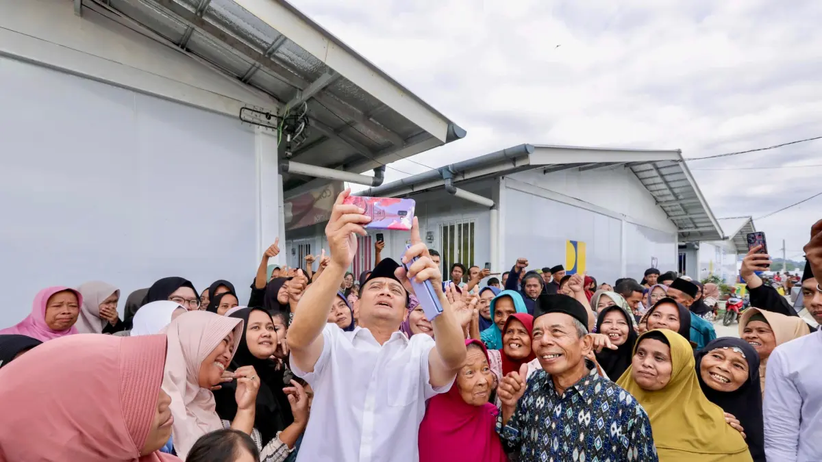 Gubetnyr Ahmad Luthfi bersama warga hunian sementara (Huntara) Desa Capar, Kecamatan Jatinegara, Kabupaten Tegal,  Rabu (27/5/2026) merayakan Idul Adha.