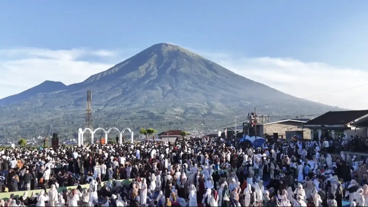 Ribuan jemaah salat Idul Adha memadati Lapangan Dusun Garung, Desa Butuh, Kalikajar Wonosobo, Rabu (27/5/2026). Mereka tak hanya dari Jateng, tapi juga dari luar Jawa dan Malaysia. 