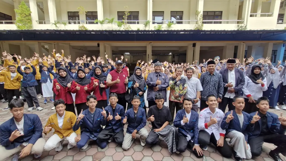 Para siswa SMP Mutual Kota bersama Ketua PDM Kota Magelang Prof Rifqi Muhammad sebelum penyembelihan hewan kurban. (28/5/2026). (PUPUT PUSPITASARI/JAWA POS RADAR MAGELANG)