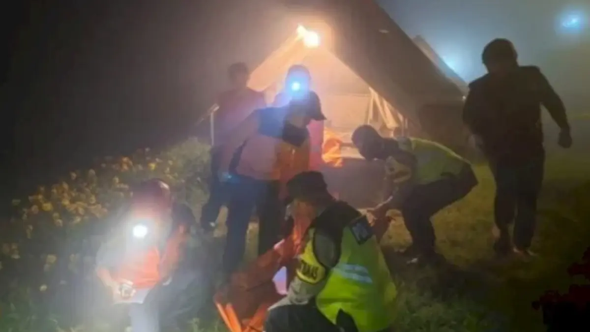 Petugas saat mengevakuasi empat korban dari  tenda glamping di objek wisata Posong Desa Tlahab, Kecamatan Kledung, Kabupaten Temanggung, Rabu (27/5/2026). 