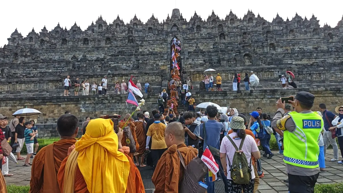 Sebanyak 57 biksu yang mengikuti perjalanan Indonesia Walk for Peace dari Bali tiba di Candi Borobudur, Kabupaten Magelang, Kamis (28/5/2026).&nbsp;