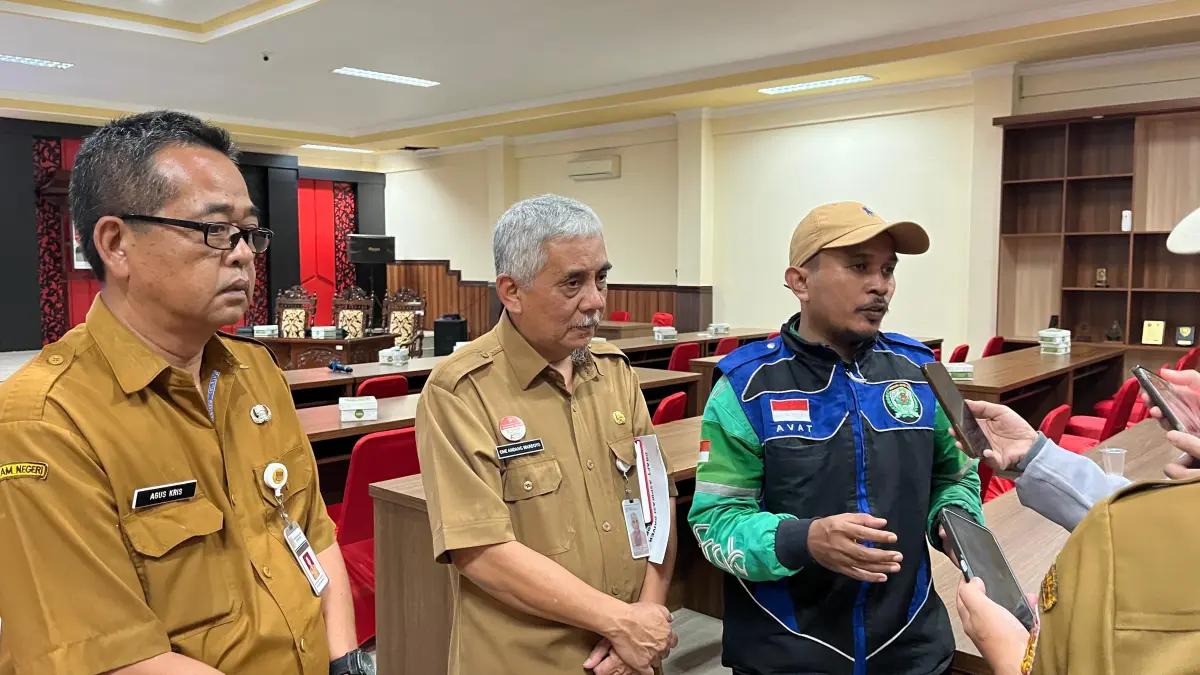 Sekda Wonosobo One Andang Wadoyo (tengah) usai menerima audiensi driver ojol Selasa (26/5/2026).  (Istimewa)