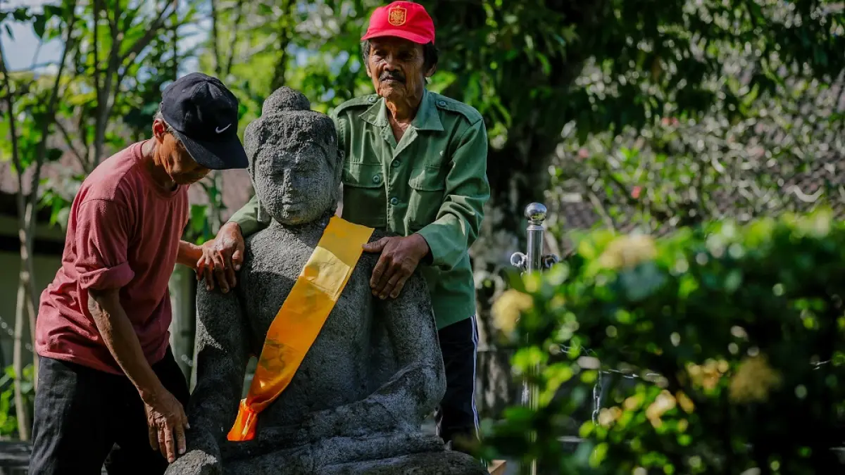 Jelang perayaan Hari Raya Waisak 2570 BE, arca Unfinished Buddha di kawasan Candi Borobudur dipindah ke lokasi asal di Lapangan Kenari.&nbsp;