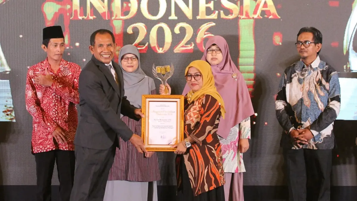 Kepala SMA Negeri 1 Candiroto, Temanggung Aisyiah Widiastuti, S.Pd. saat menerima piala dari piagam dari Direktur Jawa Pos Radar Semarang H. Baehaqi. (BASKORO SEPTIADI/JAWA POS RADAR SEMARANG)