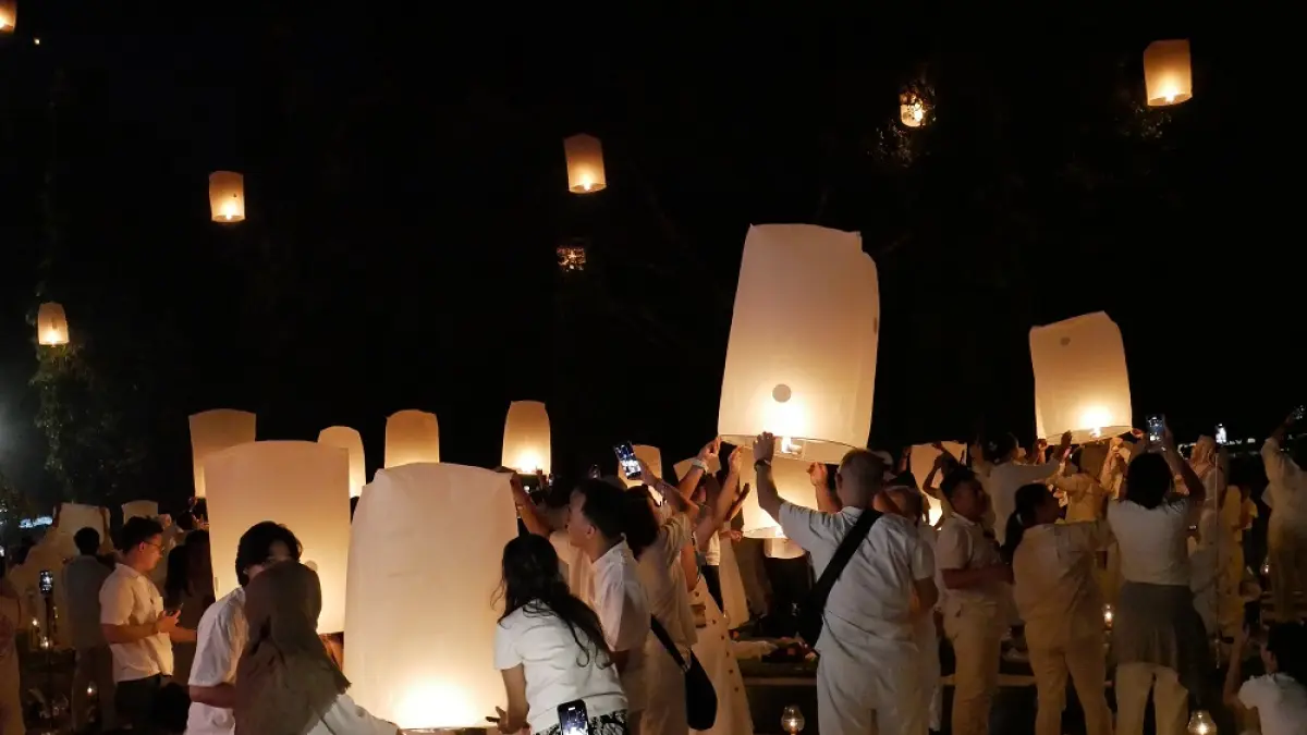 Penerbangan lampion saat perayaan Hari Raya Waisak di Candiri Borobudur tahun lalu. (ROFIK SYARIF/ JAWA POS RADAR MAGELANG)