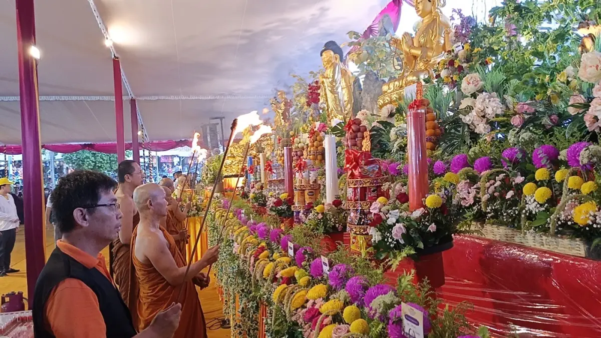 Prosesi penyalaan lilin usai kedatangan api Dharma dari Mrapen, Jumat (29/5/2026). (ROFIK SYARIF/ JAWA POS RADAR MAGELANG)