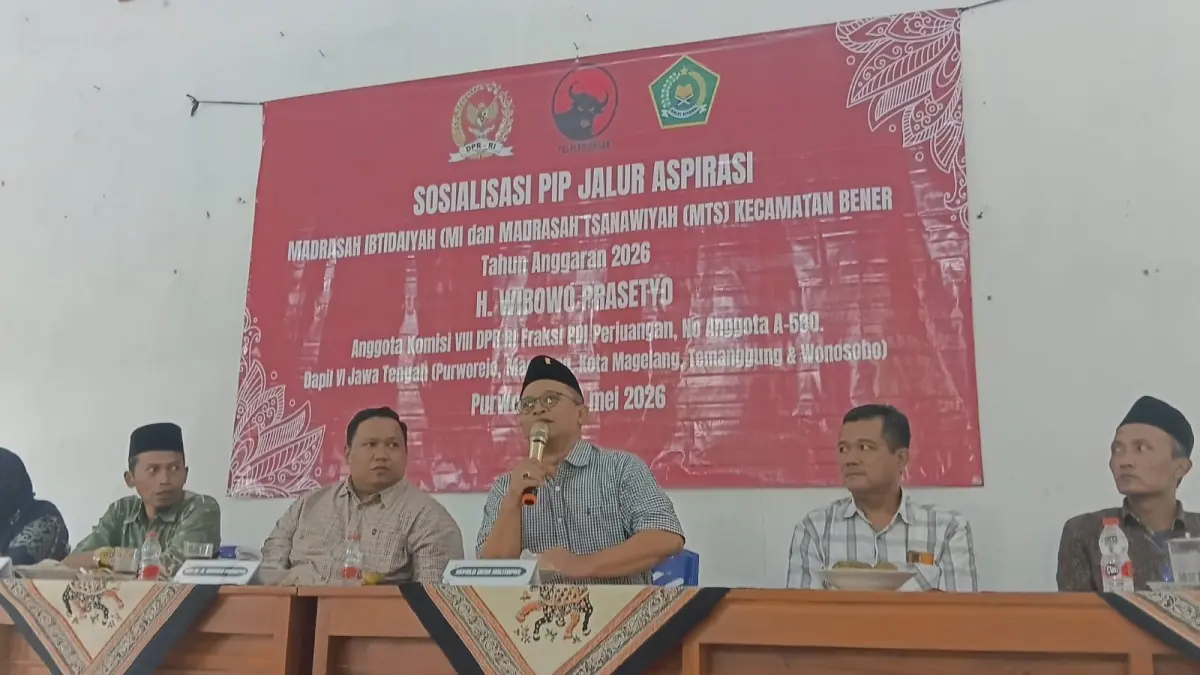 Anggota Komisi VIII DPR RI Fraksi PDI Perjuangan Wibowo Prasetyo saat acara sosialisasi Program Indonesia Pintar (PIP) jalur aspirasi yang digelar di Balai Desa Kalitapas, Kecamatan Bener, Kabupaten Purworejo, Jumat (29/5/2026).