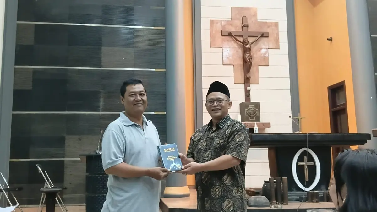 Anggota Komisi VIII DPR RI Fraksi PDI Perjuangan Wibowo Prasetyo secara simbolis menyerahkan bantuan Alkitab cetakan 2025 kepada Wakil Ketua Wilayah Gereja Blondo Kabupaten Magelang Ignatius Wisnu Binawan.