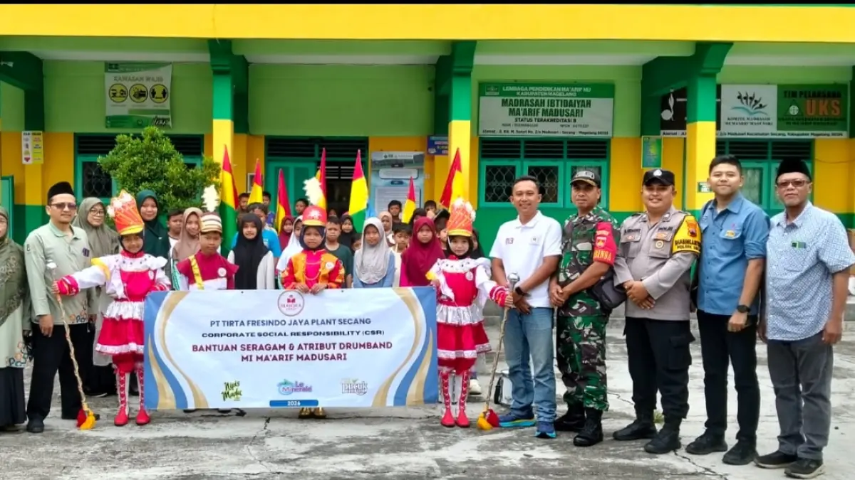 Factory Manager Antoko Dwi P dan Departement Head IRGA PT Tirta Fresindo Jaya plan Secang Magelang Agung Nugroho menyerahkan CSR berupa&nbsp; berupa 39 set seragam drumband&nbsp; untuk Madrasah Ibtidaiyah (MI) Ma