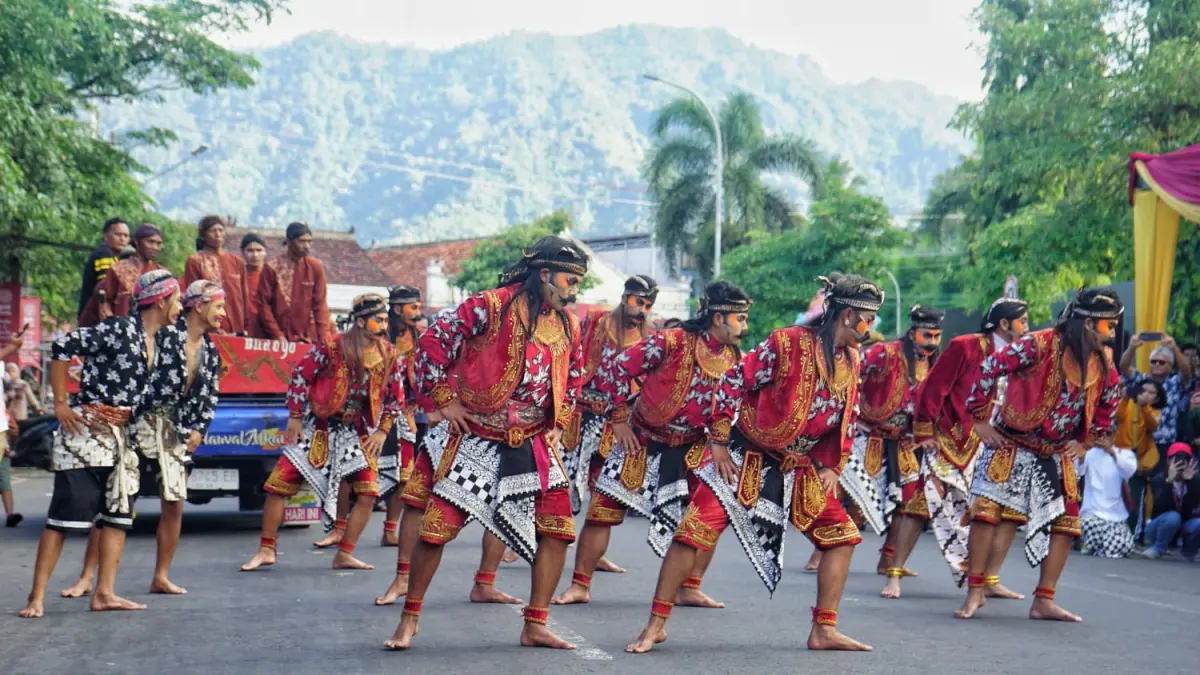 Salah satu penampilan peserta Kirab Adat Budaya Nusantara yang menjadi rangkaian utama Borobudur Peace & Prosperity Festival (BPF) 2026, Jumat (29/5/2026). (Istimewa)