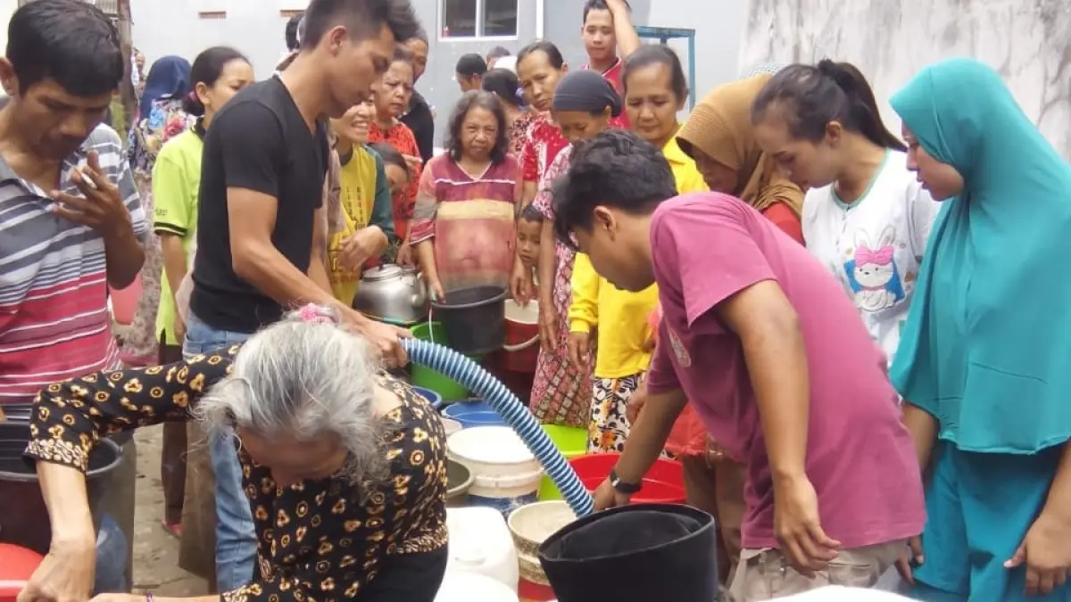 Tim BPBD Kabupaten Wonosobo menyuplai air bersih di sejumlah daerah mengalami krisis air bersih tahun lalu. (Dok BPBD Wonosobo)