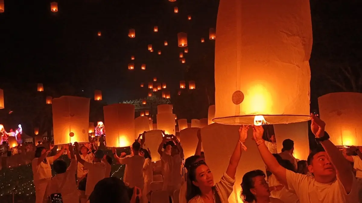 Ribuan lampion menerangi langit Candi Borobudur, Kabupaten Magelang pada malam perayaan Waisak 2570 BE/ 2026, Minggu (31/5/2026).&nbsp; Festival lampion ini merupakan salah satu rangkaian menyambut hari Waisak 2570 BE/ 2026. (ROFIK SYARIF GP/JAWA POS RADAR MAGELANG)
