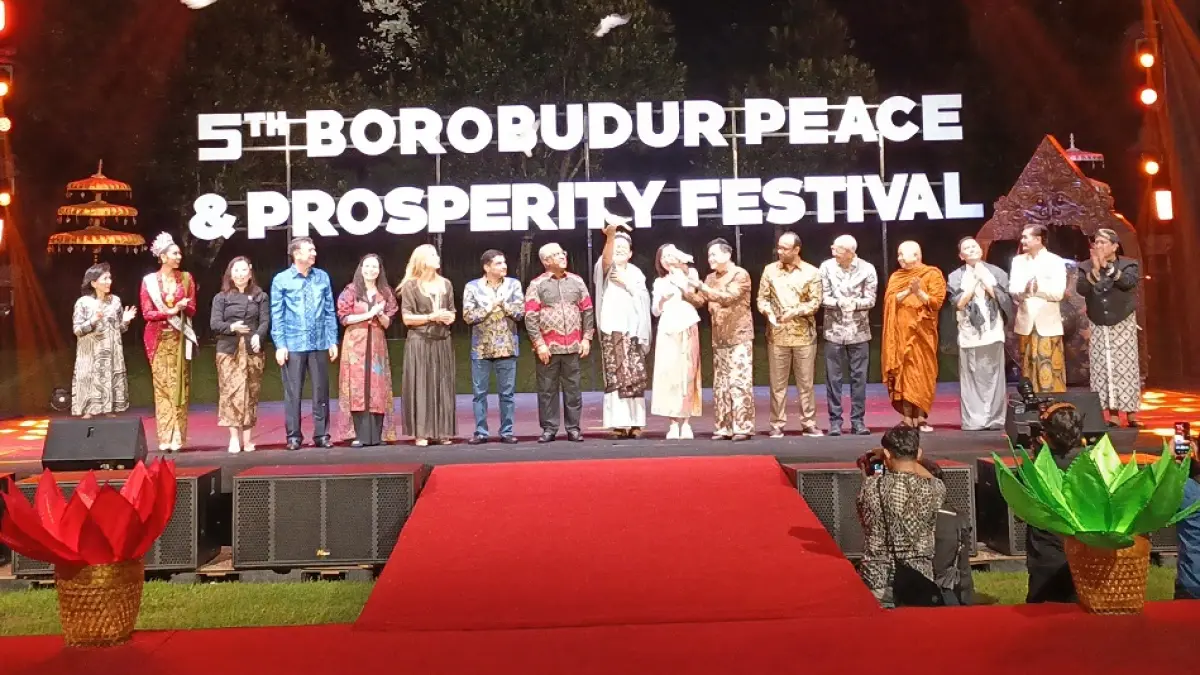 Menjelang malam perayaan Waisak 2570 BE/ 2026, sejumlah masyarakat menggelar doa untuk perdamaian dunia bertajuk Borobudur Peace and Prosperity Festival (BPF) 2026 di Taman Aksobya, Kompleks Candi Borobudur, Sabtu (30/5/2026) malam.