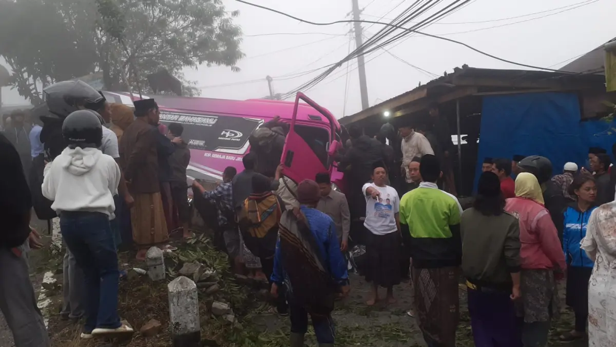 Mobil elf yang terperosok akibat rem blong hingga menabrak mobil pikap pada Sabtu  (30/5/2026) di jalur wisata Dieng.  (Humas Polres Wonosobo for Jawa Pos Radar Magelang)

