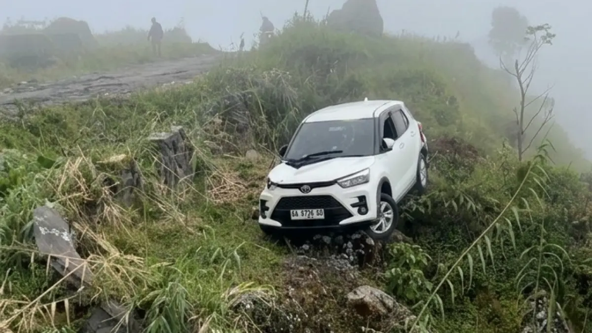Mobil wisatawan menuju Dieng via Sikarim Mlandi, Garung masuk ke ladang karena tak kuat menanjak di tikungan Watu Ceper, Minggu (31/5/2026). (Istimewa).