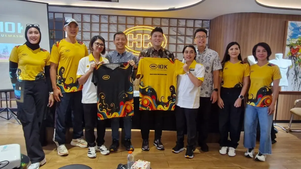 Panitia HK 10K menunjukkan desain jersey yang terinspirasi dari batik, Sabu (30/5/2026). (PUPUT PUSPITASARI/JAWA POS RADAR MAGELANG)



&nbsp;