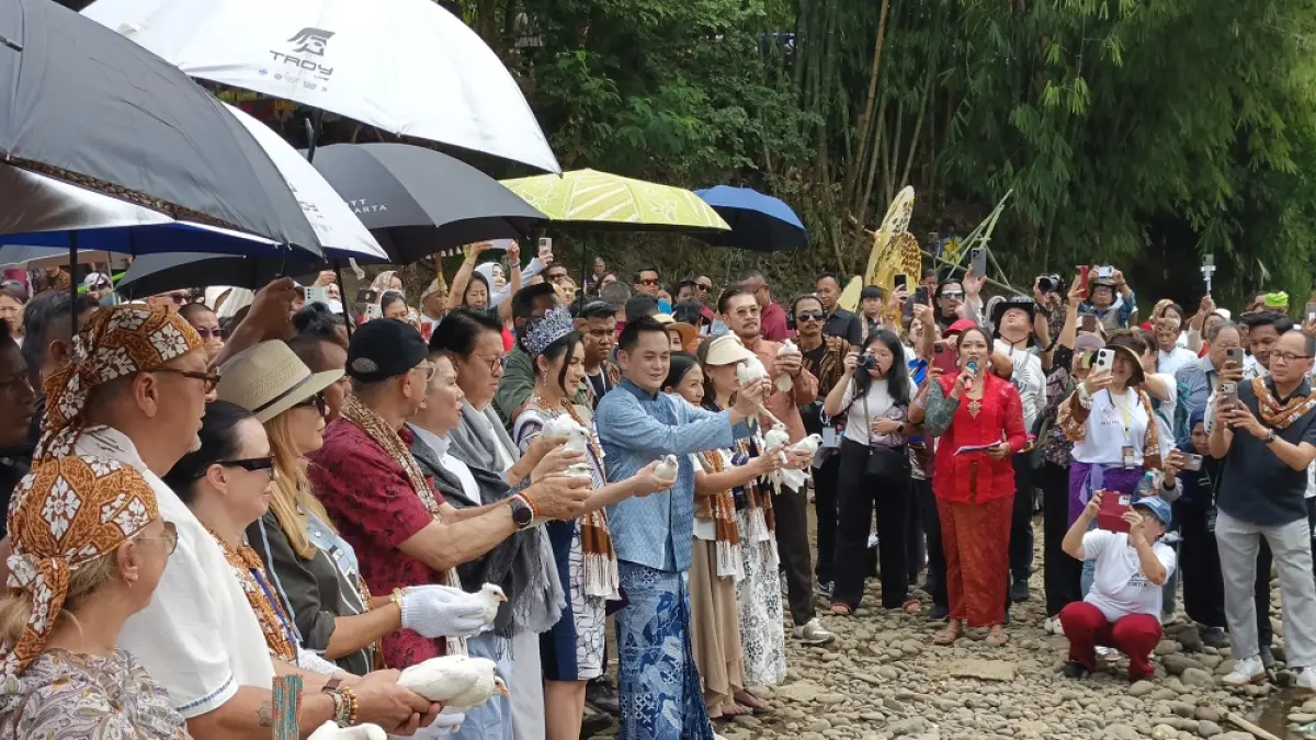 Para biksu dan umat melepas burung merpati putih usai melakukan penyucian diri di Sendang Putri, Wanurejo, Borobudur, Magelang. (ROFIK SYARIF/JAWA POS RADAR MAGELANG)
